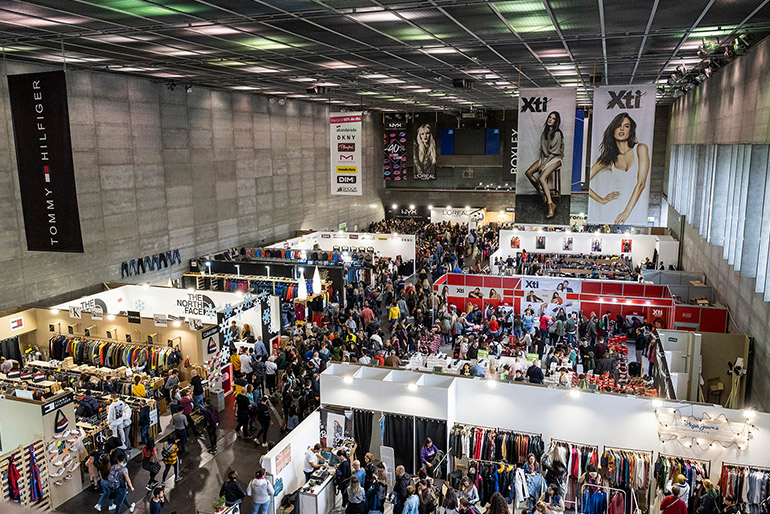 vista al interior de una feria en IFEMA