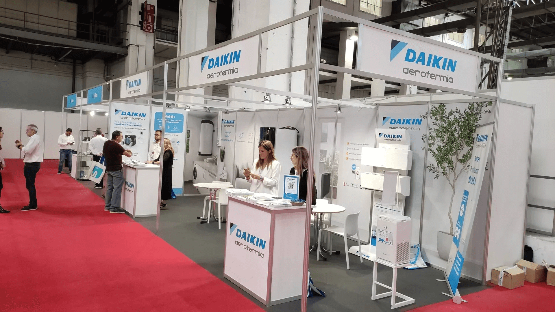 stand en efintec con material alquilado